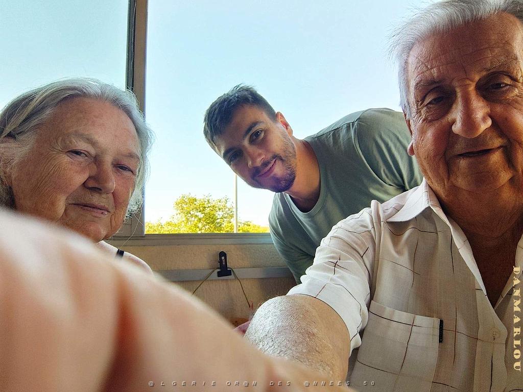 2024 07 22 CAP D AGDE 2 - QUENTIN ET GRANDS PARENTS (4).jpg